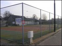 Naastgelegen tennisbaan
